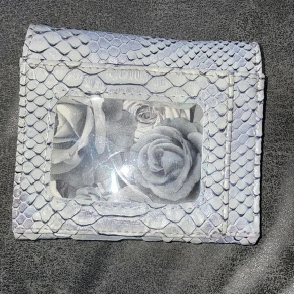 NWOT Adrienne Vittadini Small Gray Snakeskin Print Wallet - Picture 2 of 4
